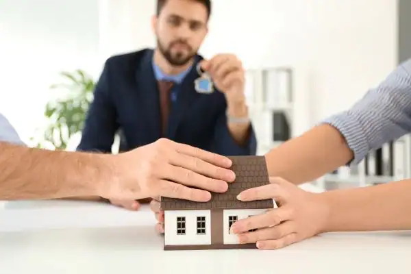 Couple arguing over property in divorce mediation Harlow